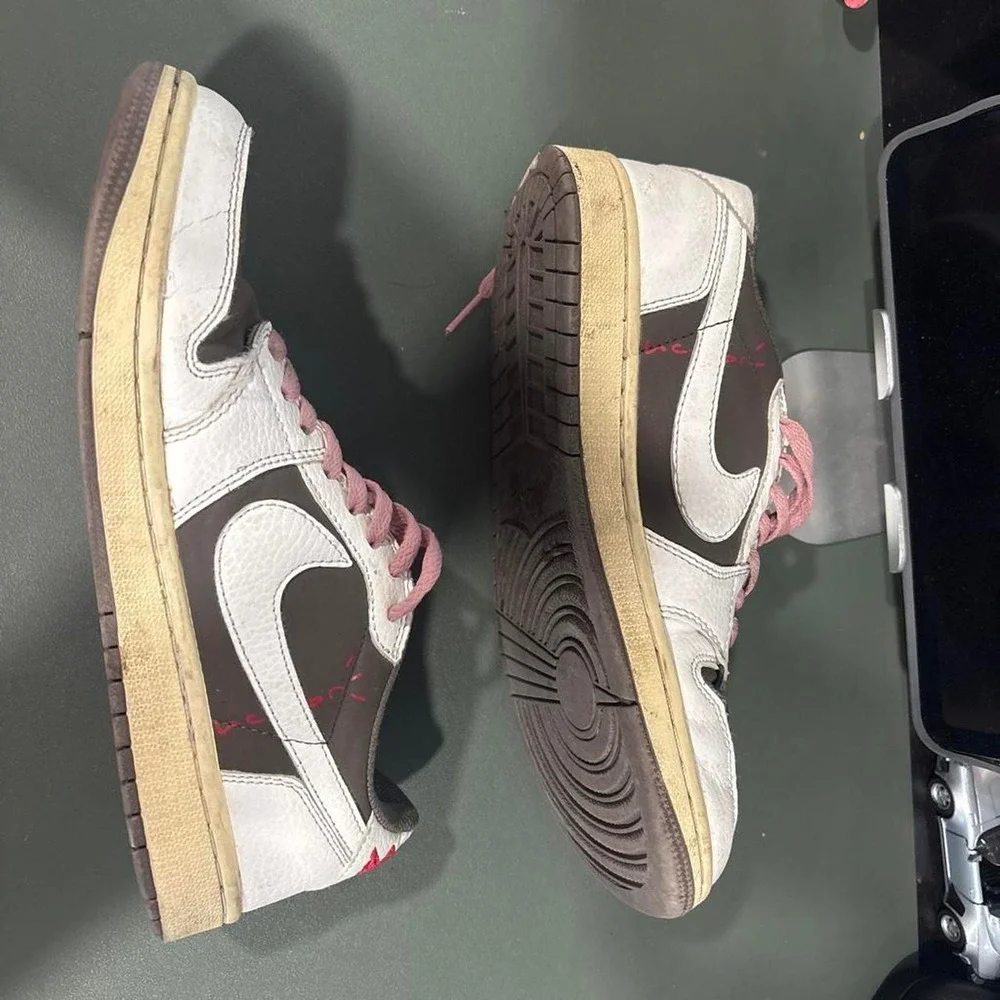 used size 8.5 Nike low travis shoes